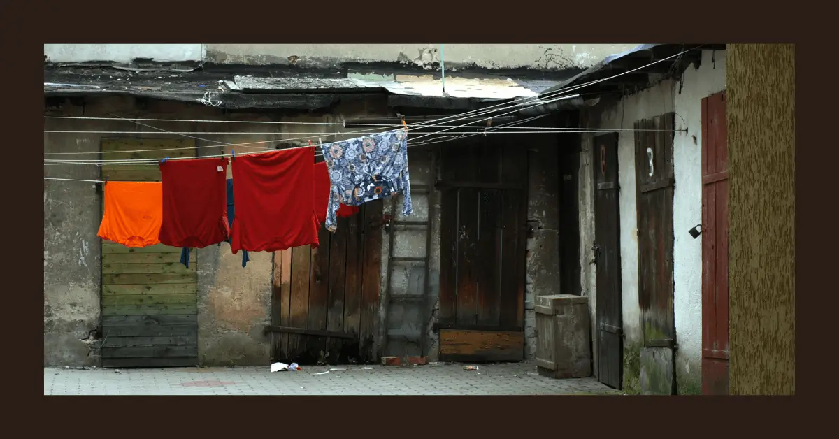 Um varal de roupas com roupas dependuradas, representando o ambiente em que Gal tem o primiero contato com moradoras do Cortiço.