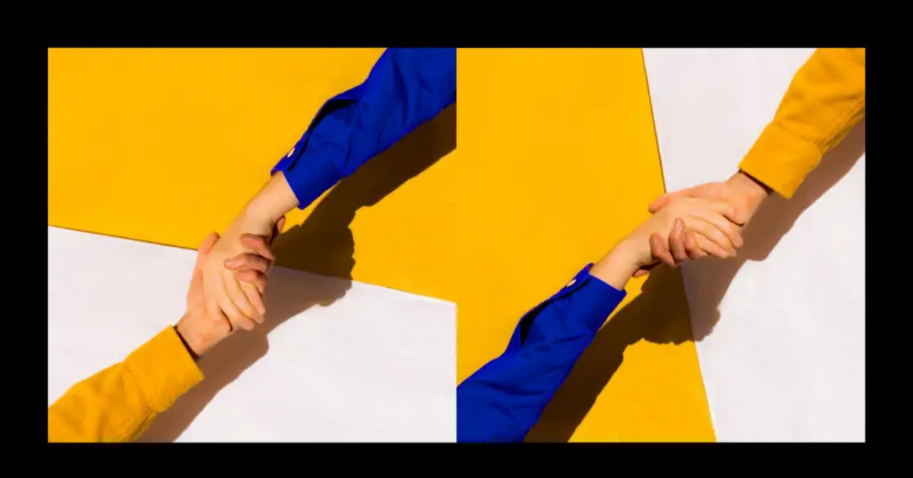 Duas pessoas se dando as mãos em fundo amarelo e branco, simbolizando apoio e reciprocidade