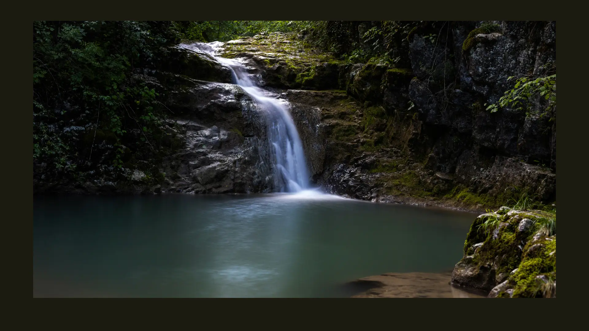 Cachoeira em meio à natureza, simbolizando o fluxo natural do tempo e a paciência.