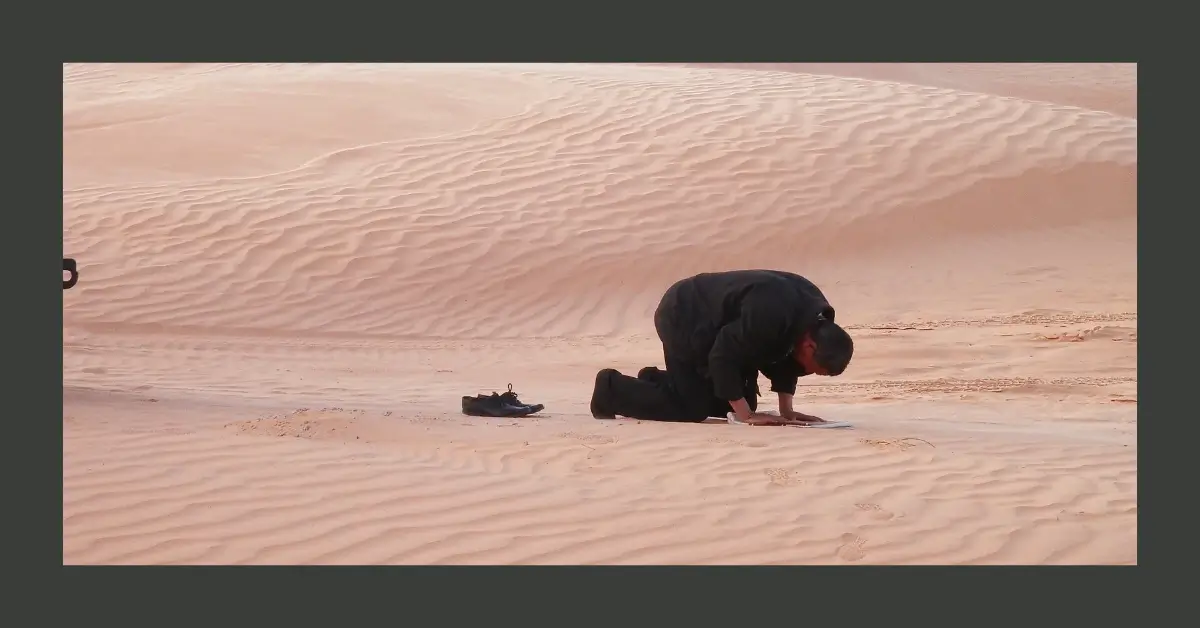 Homem ajoelhado em um deserto, simbolizando vulnerabilidade e busca por apoio emocional e espiritual..